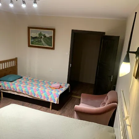 K76 - Very 2-bedrooms -2 Big Beds-1 Single Bed Free Parking Free Wifi